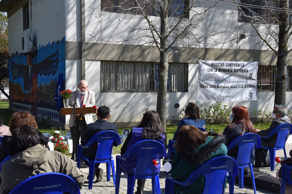 Comunidad universitaria recordó a víctimas de la dictadura y homenajeó a ex estudiantes