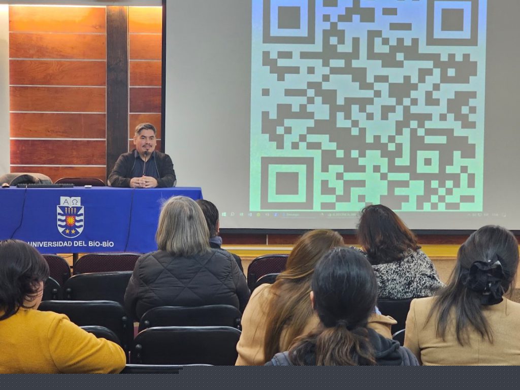Inteligencia artificial en la docencia universitaria fue el tema central en charla organizada por la UGCM
