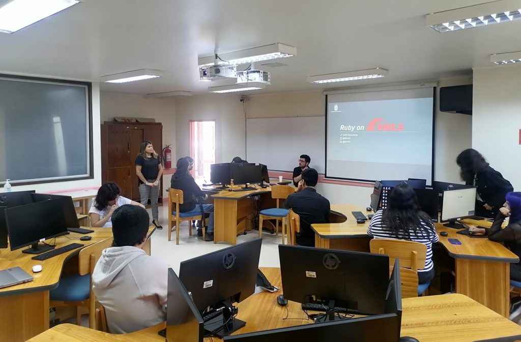 “Ciclo de talleres de programación IECI” aportó a la formación de estudiantes en carreras de informática