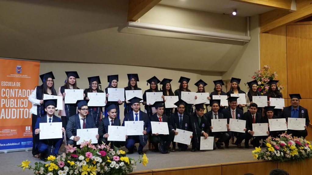 Escuela de Contador Público y Auditor entregó diplomas de título a 34 egresados