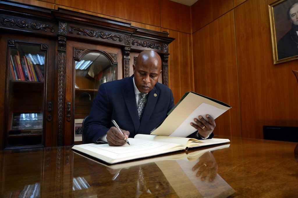 Embajador de Sudáfrica visitó la UBB para promover lazos interuniversitarios