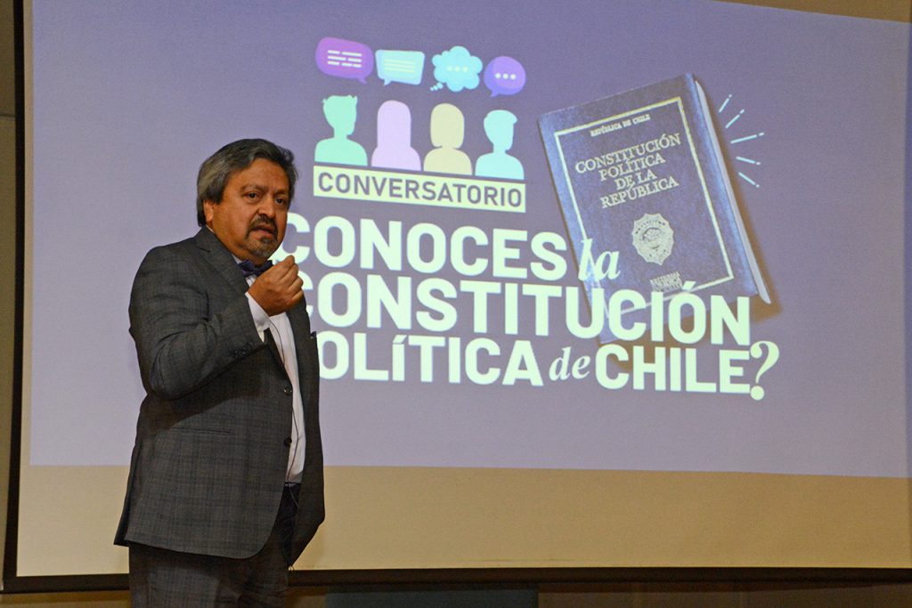 En Concepción y Chillán: Facultad de Ciencias realizó conversatorio sobre la Constitución