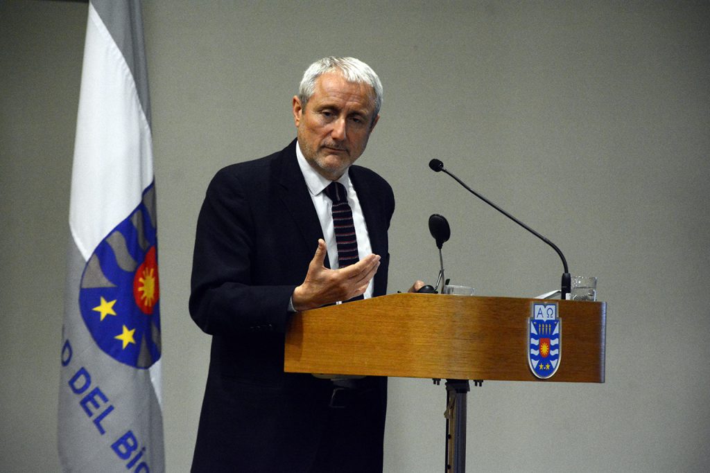 Rector Aldo Valle expuso sobre los nuevos desafíos de las universidades estatales