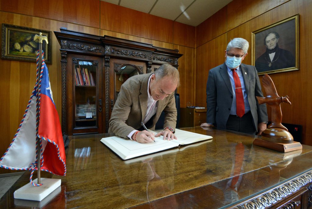 Senador Sebastián Keitel se reunió con el rector Mauricio Cataldo