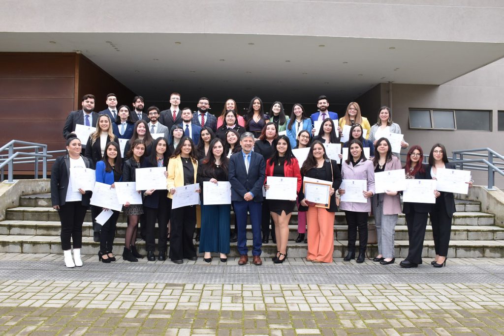 Escuela de Pedagogía en Inglés entregó diplomas de título a 133 egresados y egresadas