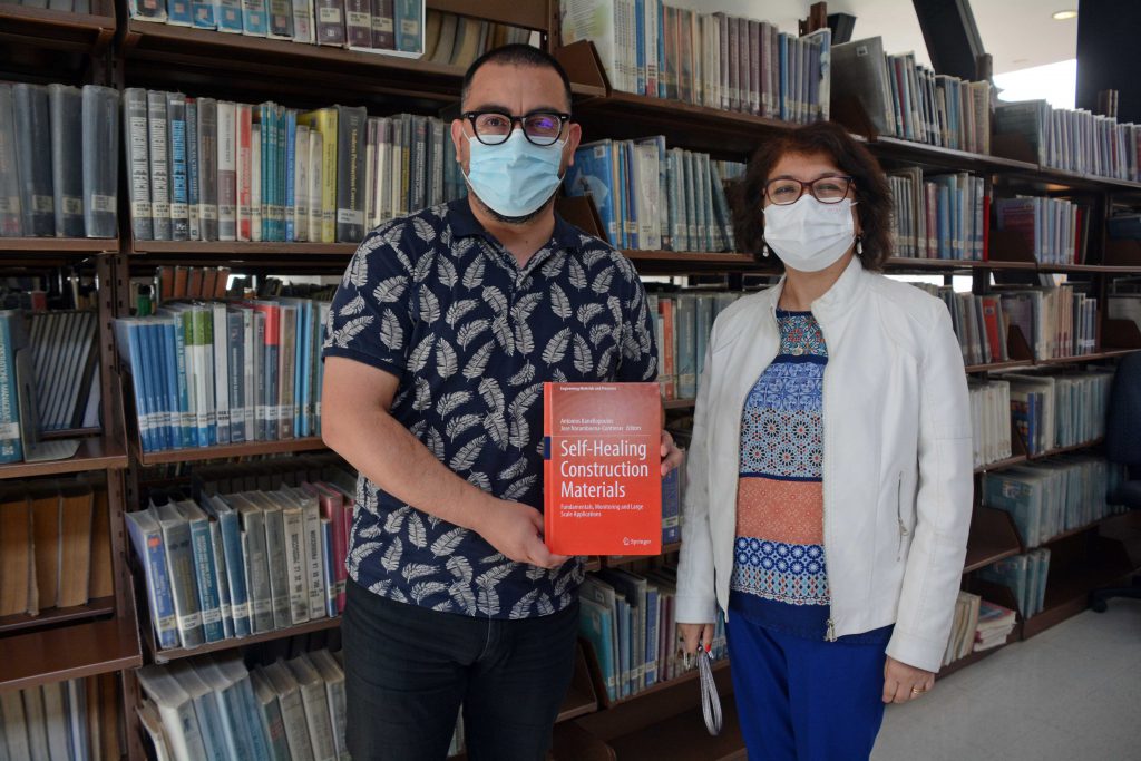 Académico donó primer libro sobre materiales de construcción autorreparables a la biblioteca UBB