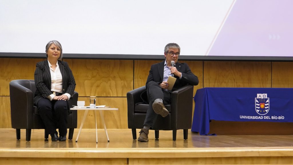 Ministros de Hacienda y de Trabajo dialogaron en la UBB sobre mejores pensiones y pacto fiscal