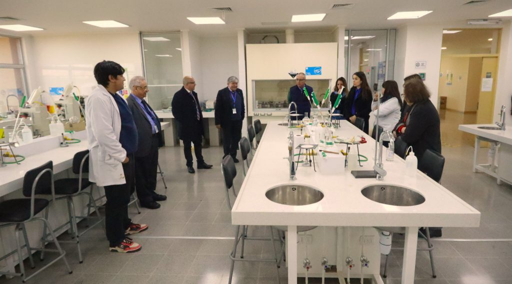 Representantes de ASOFAMECH visitaron la UBB para conocer detalles de la nueva carrera de Medicina