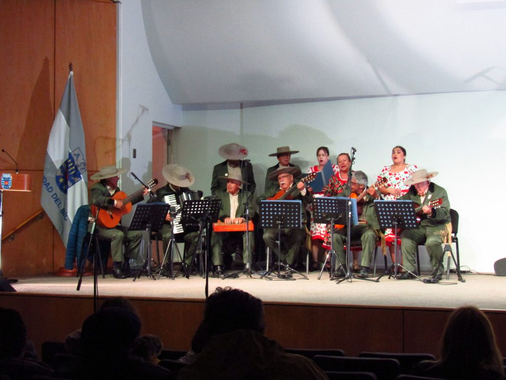 Gala folklórica de Extensión UBB ofrece un espectáculo con músicos de Arauco y Tomé
