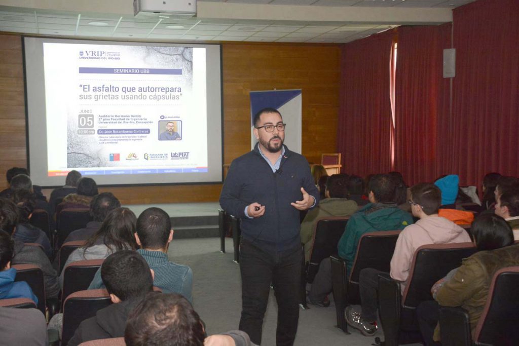 Investigador UBB presenta revolucionaria solución para autorreparar pavimentos