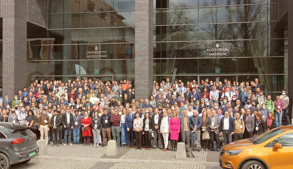 Estudiante del Magíster en Física UBB expuso investigación en congresos internacionales en Polonia y Alemania