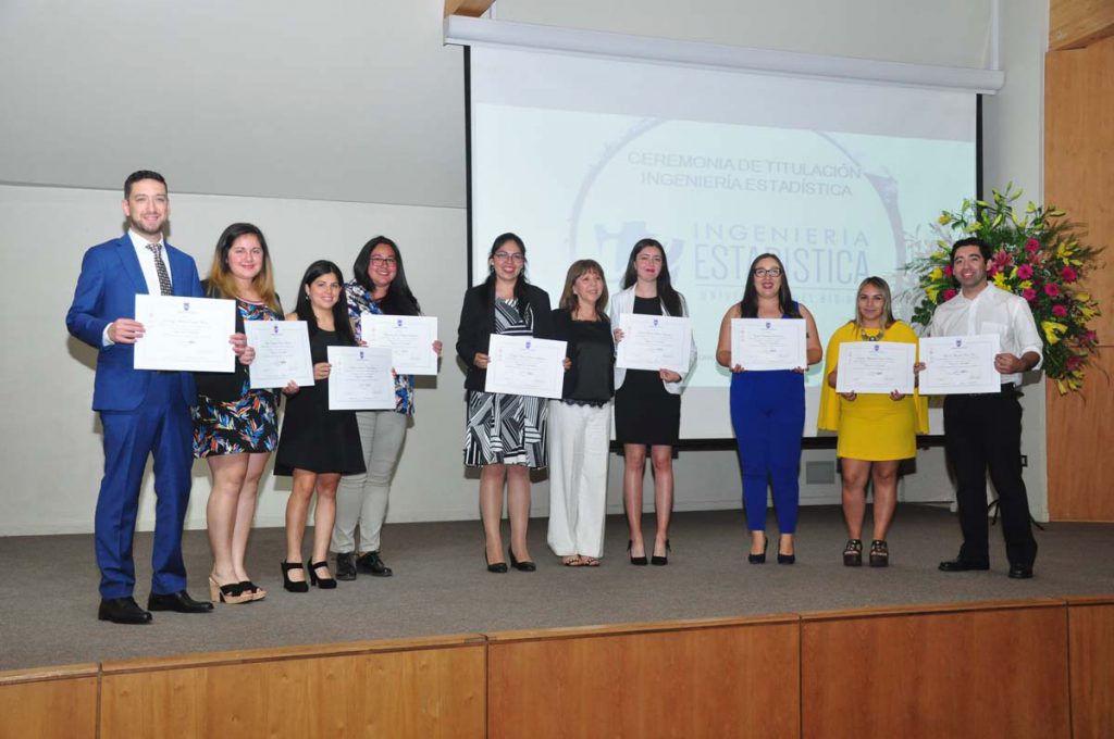 Escuela de Ingeniería Estadística entregó diplomas de título a 12 egresados