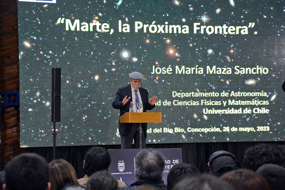 Astrónomo José Maza dictó clase abierta a la comunidad en la