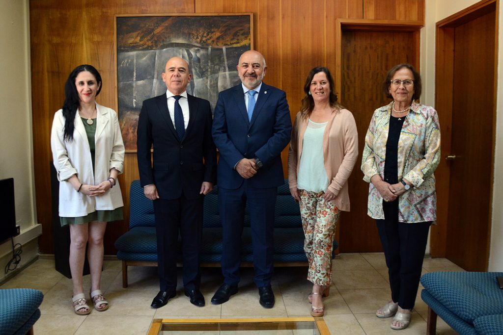 Rector reconoció aporte de ex director y presidente de la H. Junta Directiva