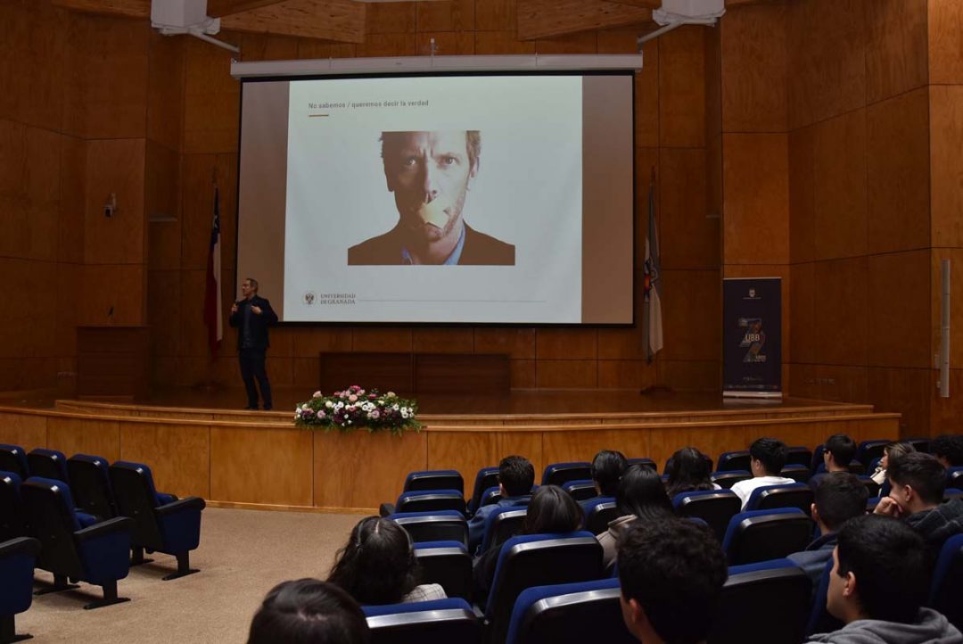Académico de la U. de Granada dio charlas a estudiantes de pre y postgrado de la Face