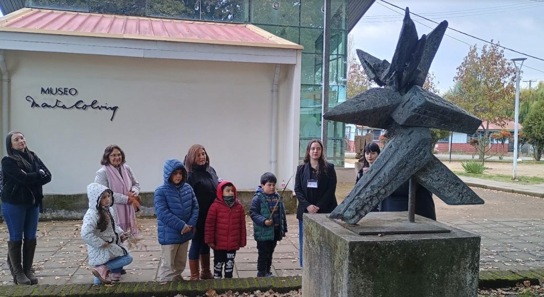 Niños y abuelos disfrutaron entretenida tarde en Museo Marta Colvin