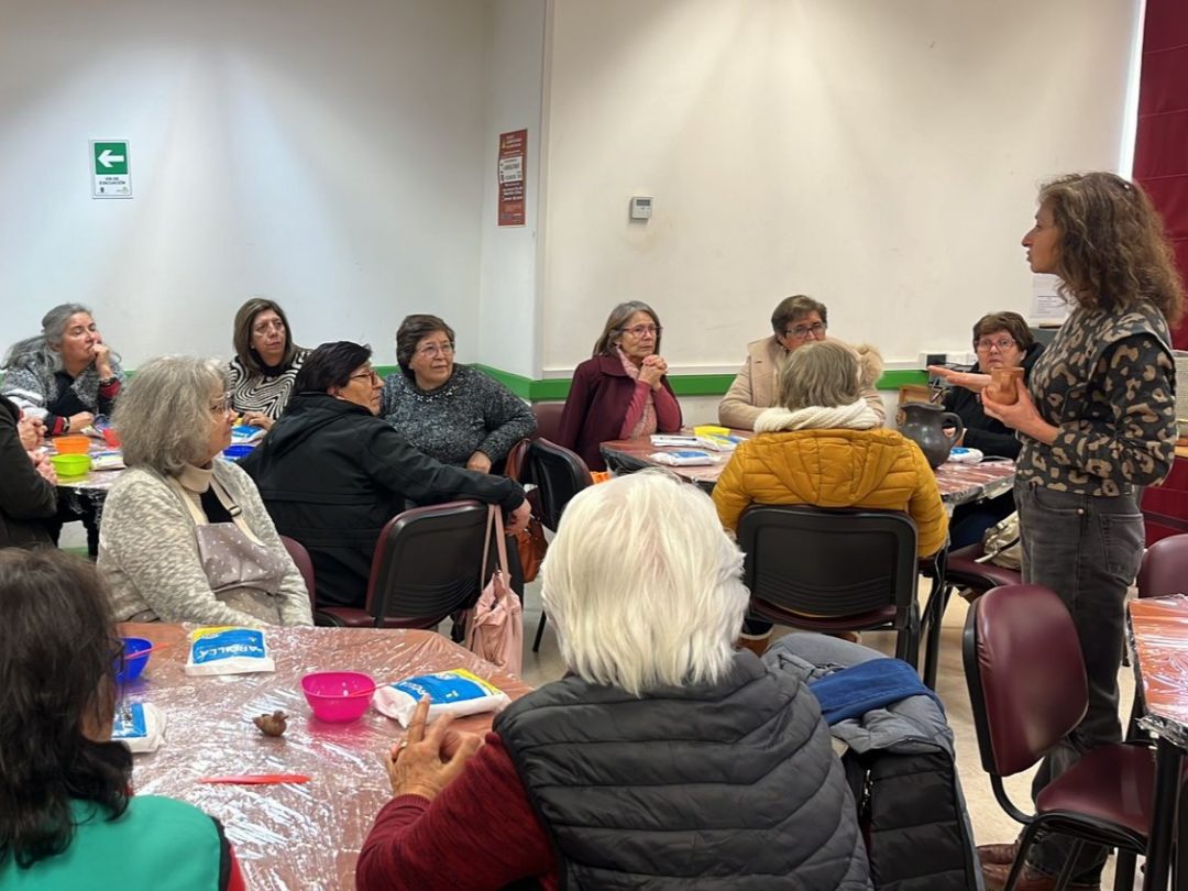 Personas mayores disfrutaron taller de escultura en el Museo Marta Colvin