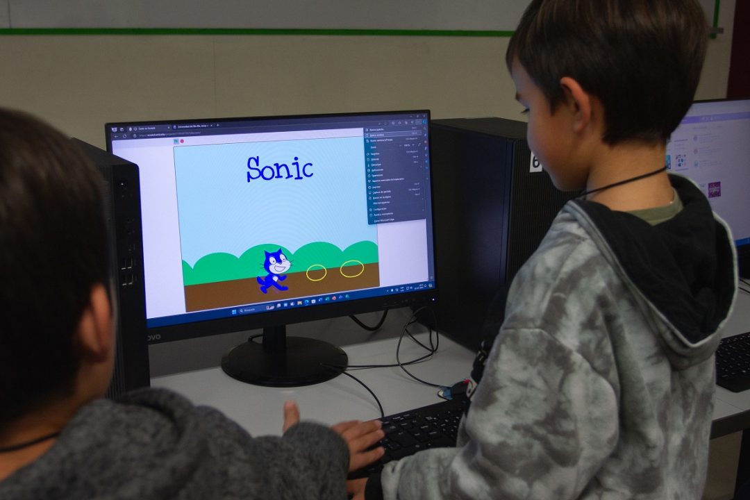 Niños, niñas y adolescentes participaron en talleres de programación liderados por académica de la Face