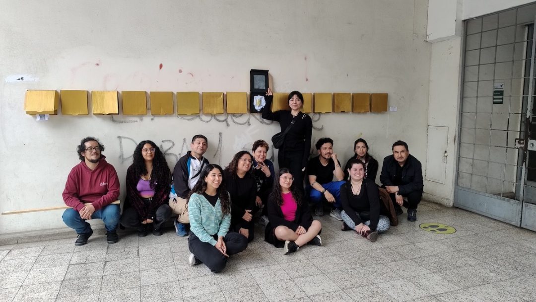 Frontis del Centro de Extensión UBB fue el lugar elegido por artistas visuales para instalar sus “Cajas Tesoro”