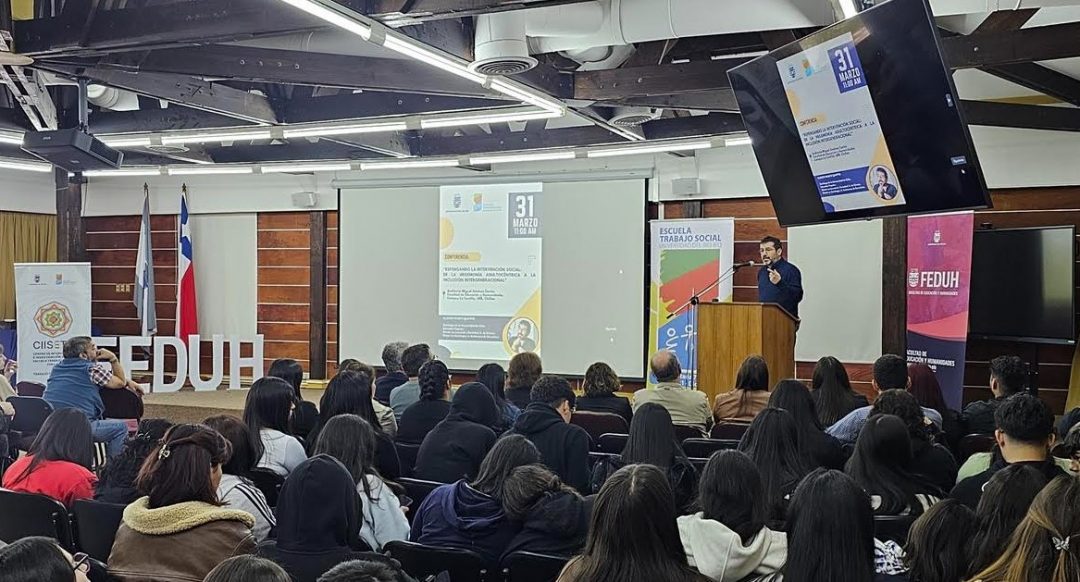 Escuela de Trabajo Social inicia su año académico con conferencia del Dr. Klaudio Duarte