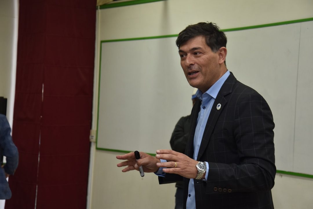 Economista Franco Parisi dictó charla a estudiantes de la Facultad de Ciencias Empresariales
