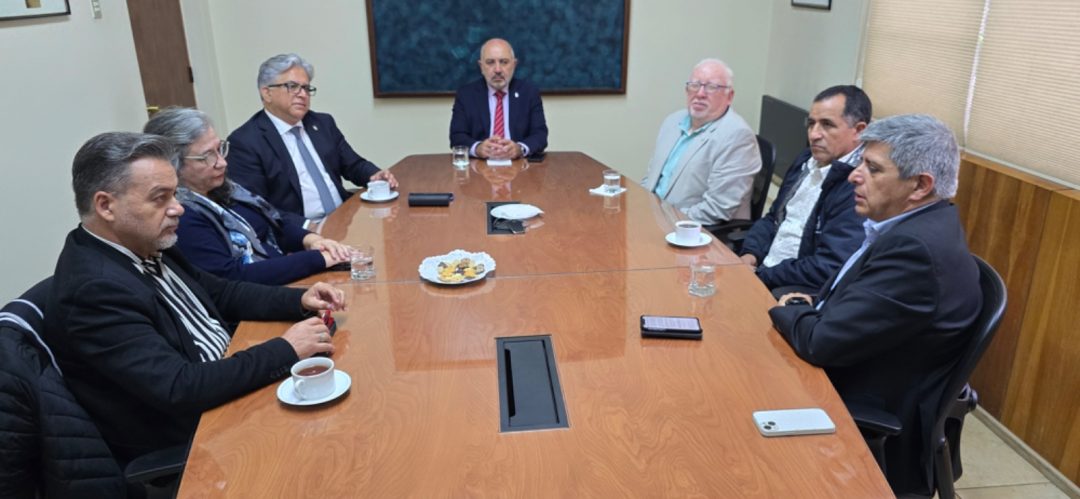 Rector se reunió con la directiva de la nueva asociación de funcionarios y funcionarias UBB