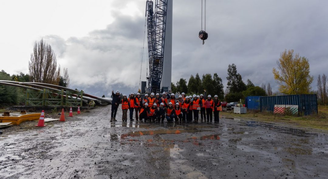 Estudiantes del Programa Mujeres en Ingeniería de la FI visitaron el Parque Eólico Alena