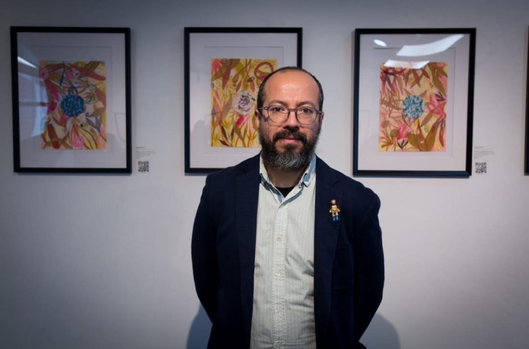 Andrés Moyano combina dibujo con bordado en la exposición «Líneas y Puntos»