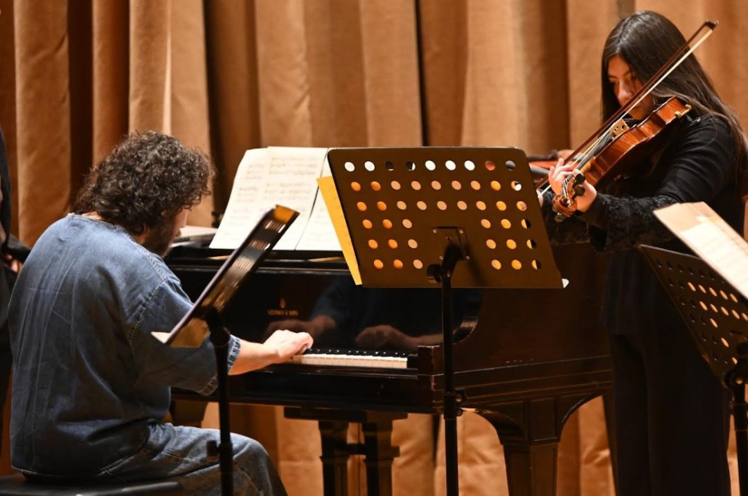 Estudiantes del Conservatorio Laurencia Contreras tocan música de cámara