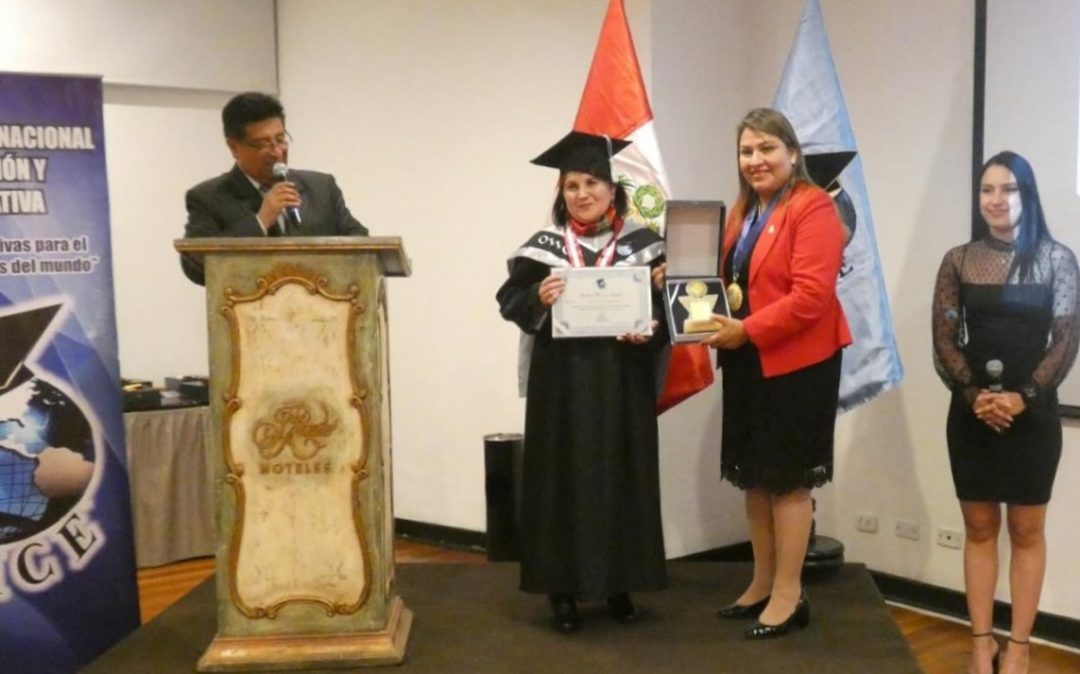 Dra. Nelly Lagos recibe doble reconocimiento internacional por su destacada labor educativa