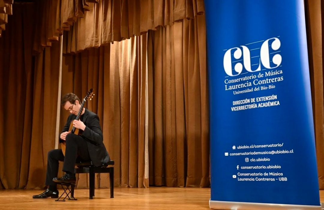 Emmanuel Sowicz cautivó a público penquista en un recital de guitarra clásica