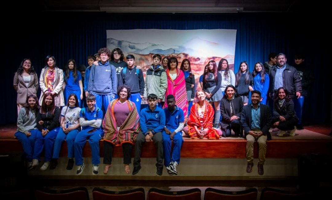 Escolares de distintos establecimientos disfrutan obra de teatro «Dulcinea Encadenada»