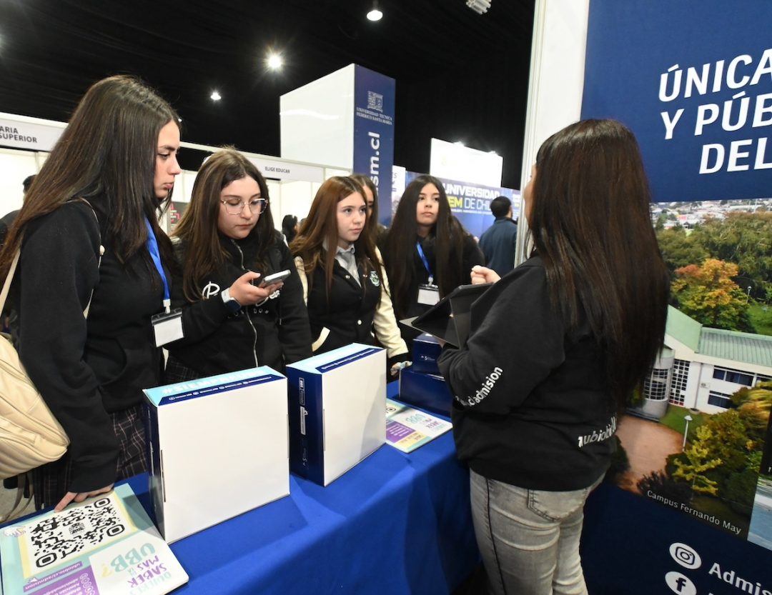Gran interés de estudiantes por la carreras UBB presentadas en Feria de orientación vocacional SIAD 2025