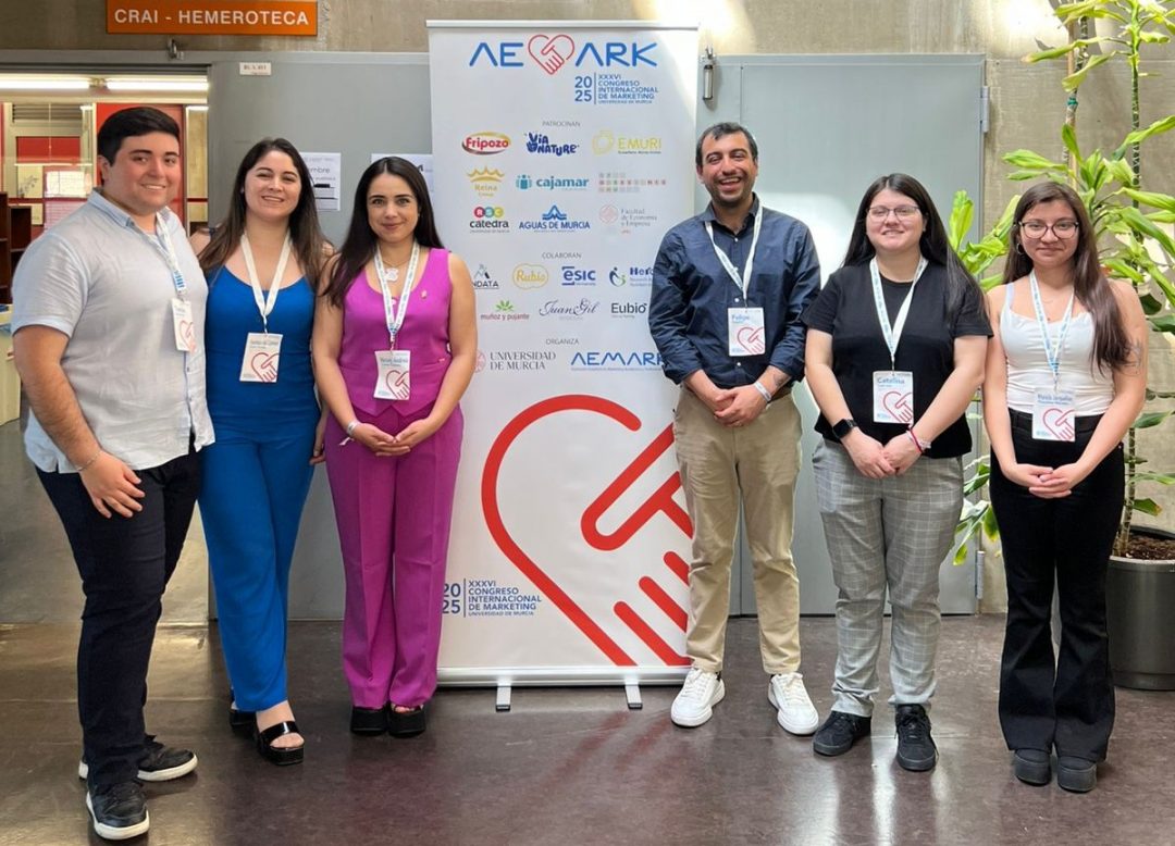 Estudiantes de postgrado y académicas de FACE exponen en Congreso AEMARK 2025, España