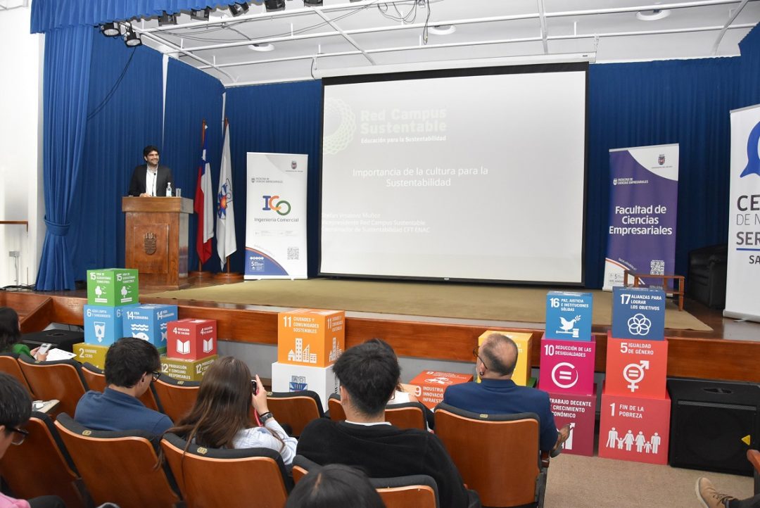 Estudiantes de Ingeniería Comercial organizaron exitoso seminario sobre responsabilidad social y sostenibilidad