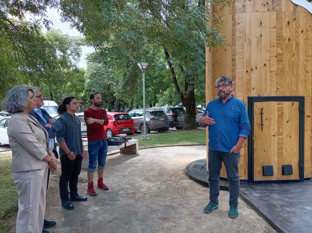 Académico Nicolás Sáez inauguró ÜDWE Cámara Calma en la Plaza de las Esculturas de la UBB