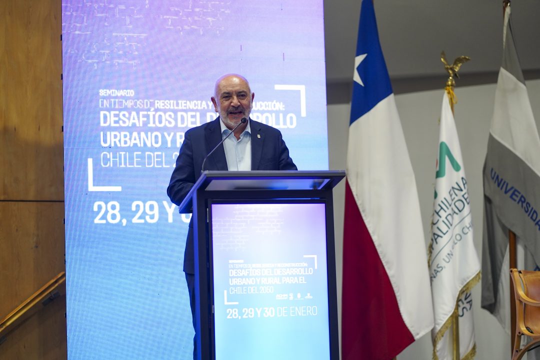 En seminario de AChM: Rector llamó a la colaboración multisectorial para abordar impacto de siniestros