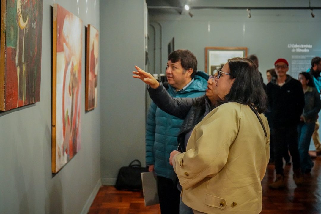 Exposición de Hernando León marca la reapertura de la Sala Marta Colvin en el Centro de Extensión UBB