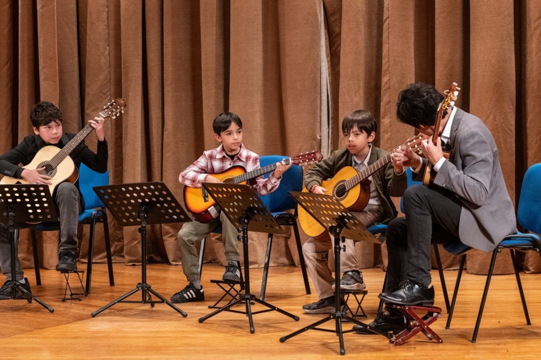 Estudiantes de guitarra clásica dieron prueba de su talento en recital junto al profesor Álex Panes