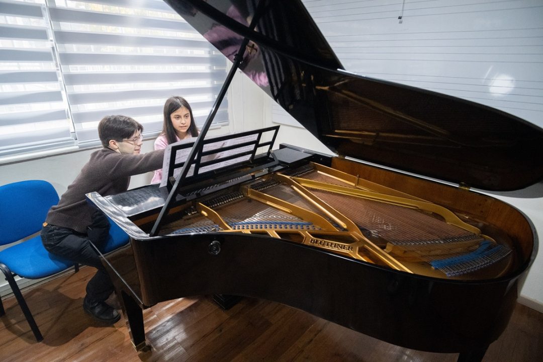 Pianista Sten Ulloa ofreció un concierto en el Colegio Médico y compartió con estudiantes del Laurencia Contreras