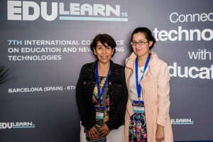 En la foto se muestra a la Dra. Nancy Castillo y a la profesora Carla Ortega durante la conferencia en España.