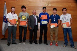 El decano (S) de la Facultad de Ciencias,  Humberto Valenzuela entregó los reconocimientos a los estudiantes que obtuvieron los cinco primeros lugares. 