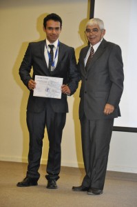 El profesor Jorge Quilaqueo hizo entrega del reconocimiento al deportista destacado, Heinz Vera. 
