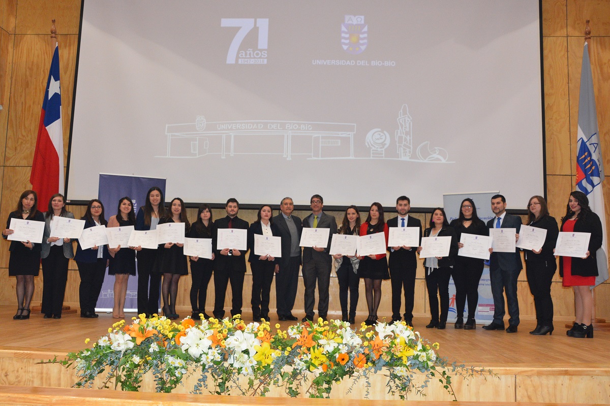 Escuela de Pedagogía en Educación General Básica entregó diplomas de ...