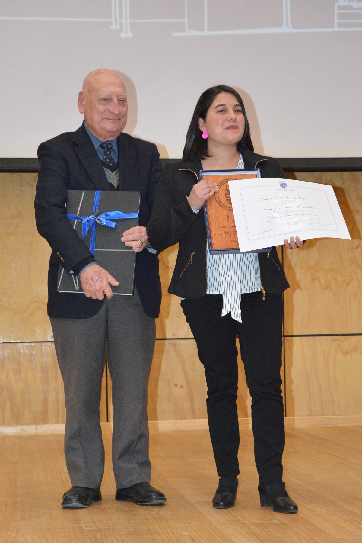 Escuela de Pedagogía en Educación General Básica entregó diplomas de ...