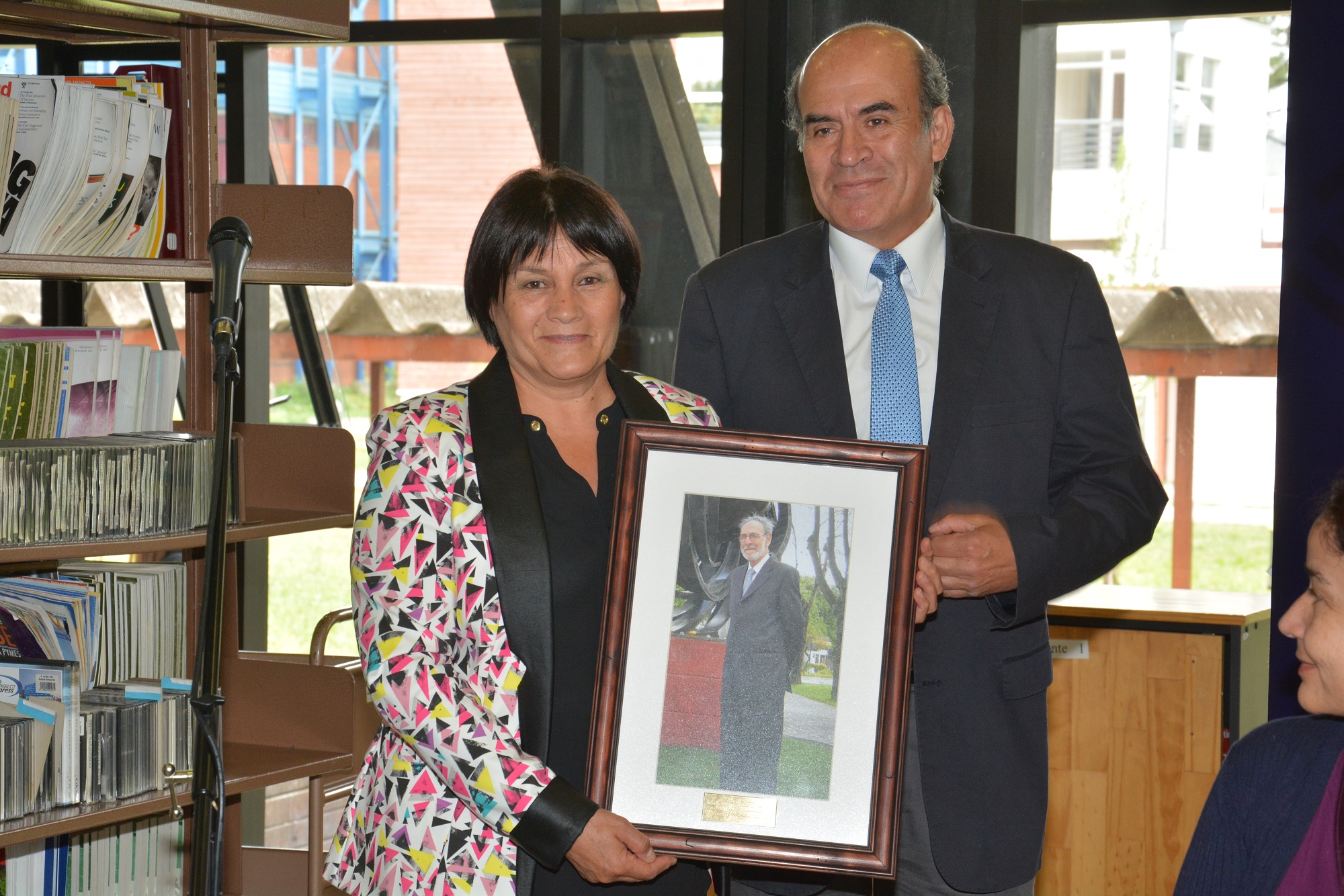Entrega de libro en homenaje a ex rector Hilario Hernández Portal de